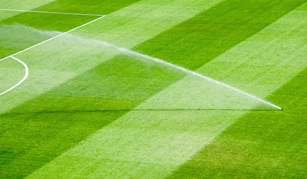 Irrigacion en campo de futbol